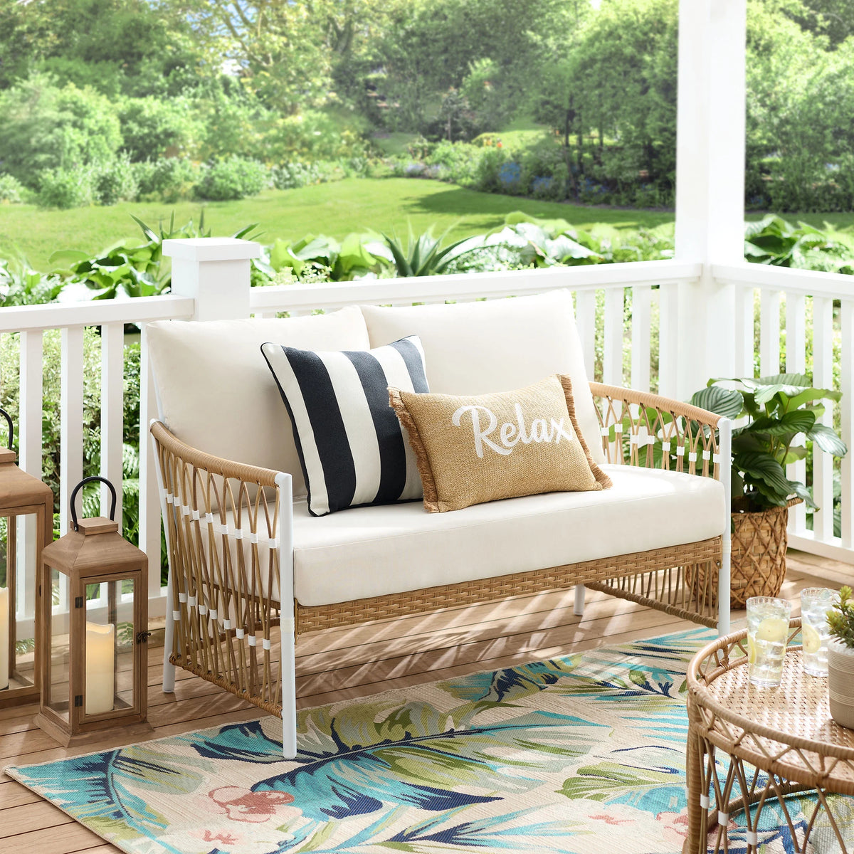 White Wicker Outdoor Loveseat U1545