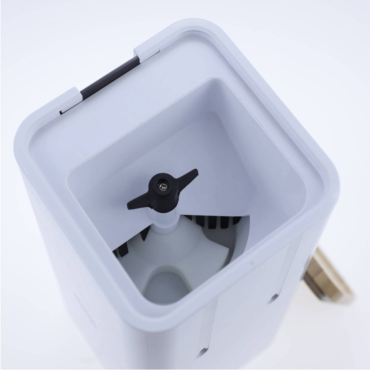 White Pet Treat Dispenser with Camera T2572