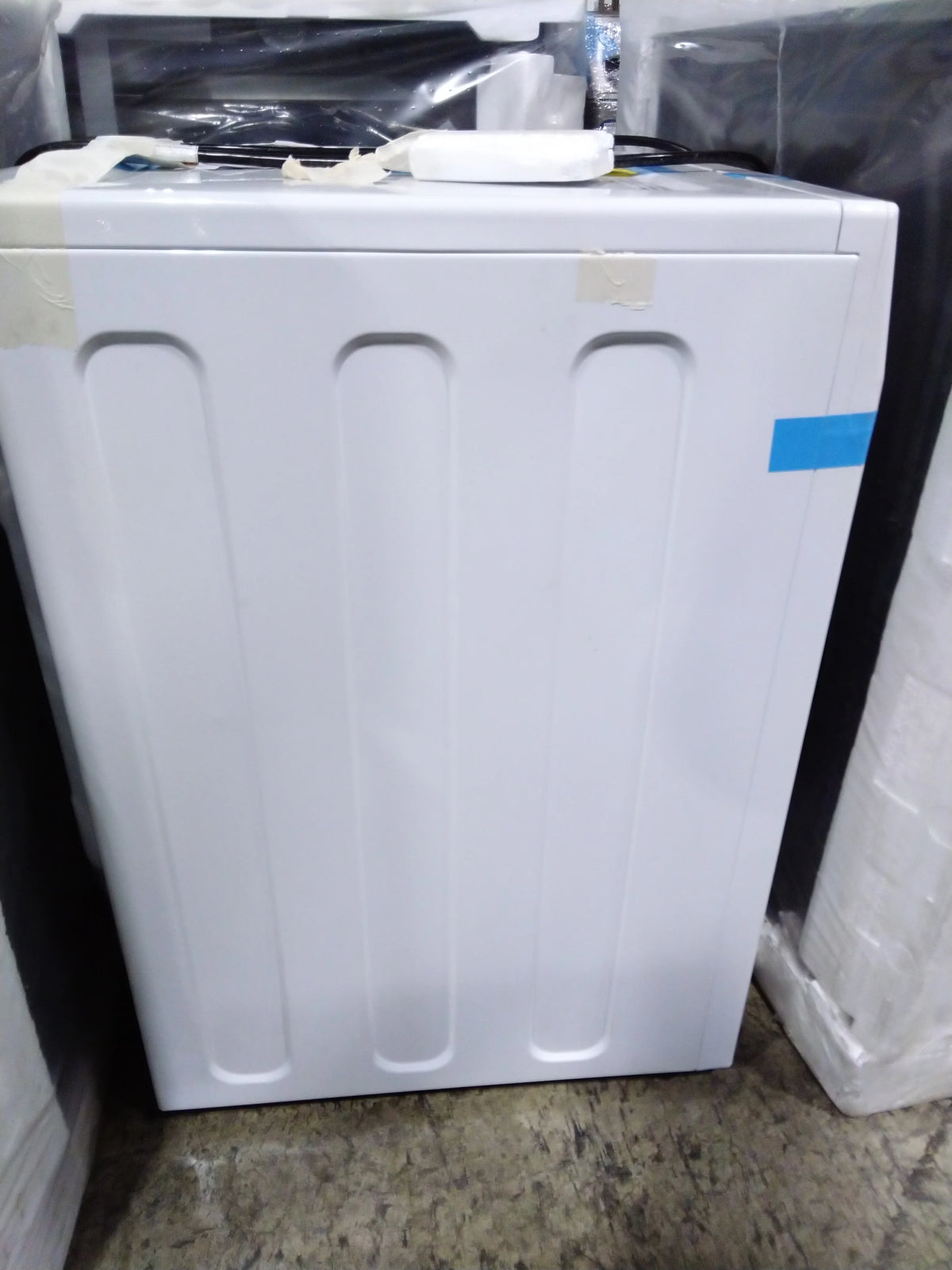 24 In. 2.8 Cu. Ft. White Front Load Washer with Steam B774196